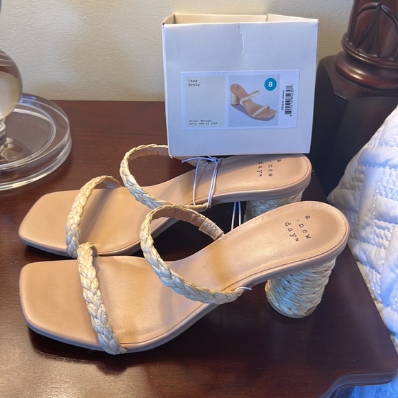 a. new Day Straw sandle from target brand new - Picture 3 of 3